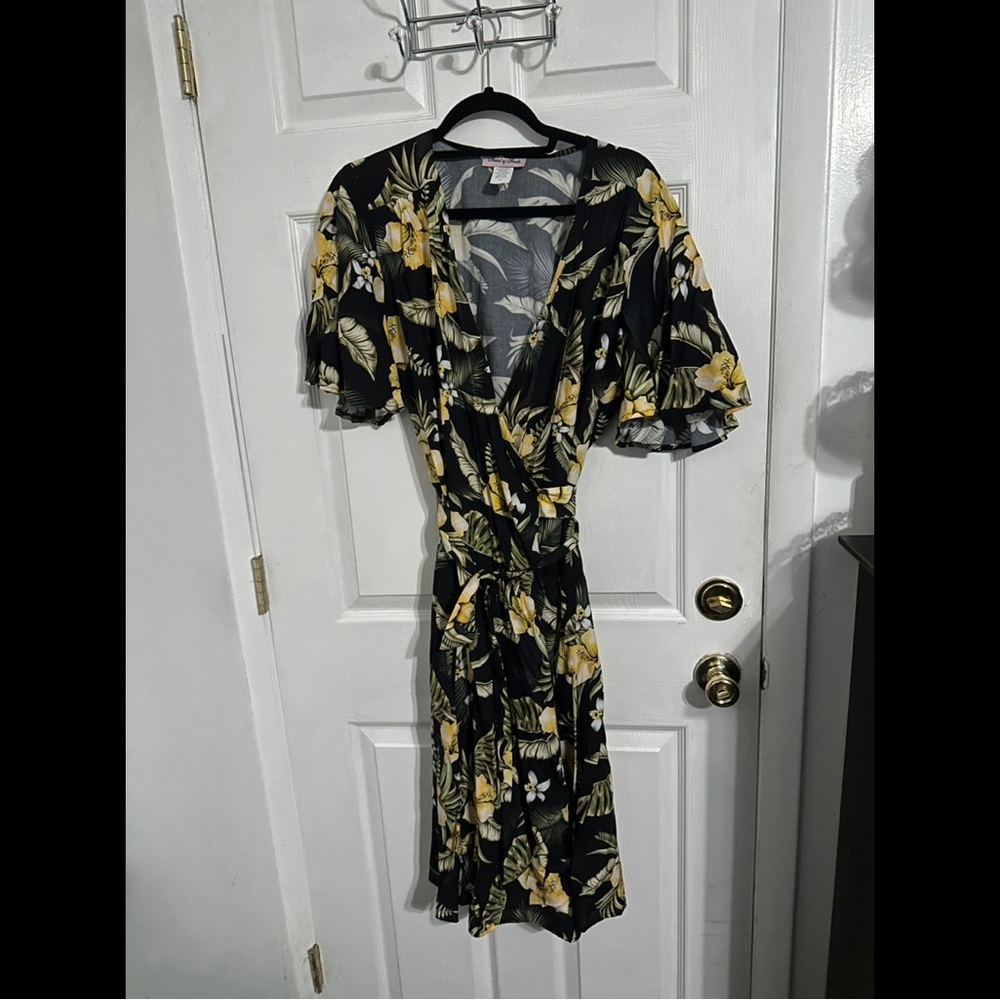 Heart of Haute Tropical Floral Tiki Wrap Dress - Picture 3 of 4